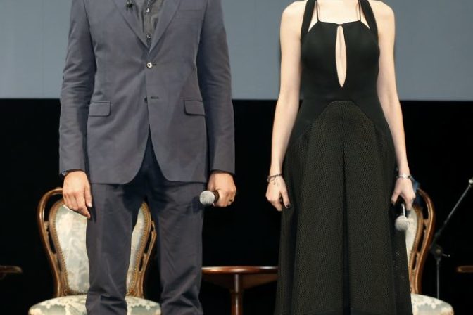 Hugh Jackman a Anne Hathaway počas propagácie filmu Bedári v Tokiu