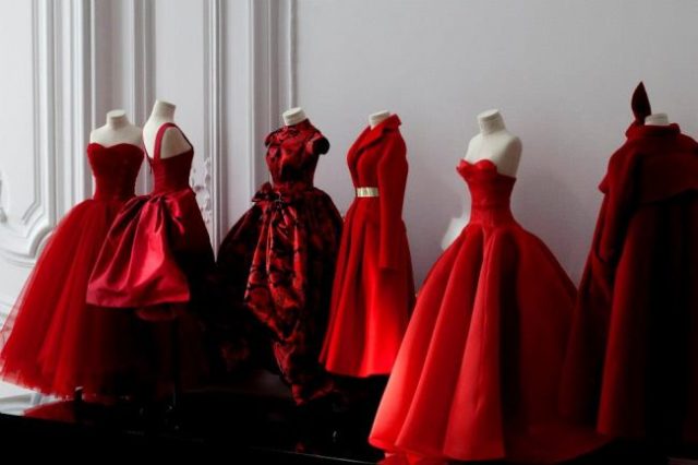 V londýnskom Harrods otvorili výstavu Christian Dior
