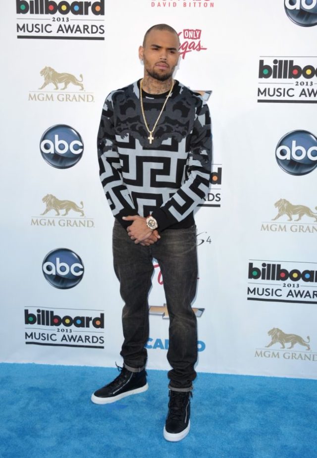 Chris Brown prichádza na Billboard Music Awards