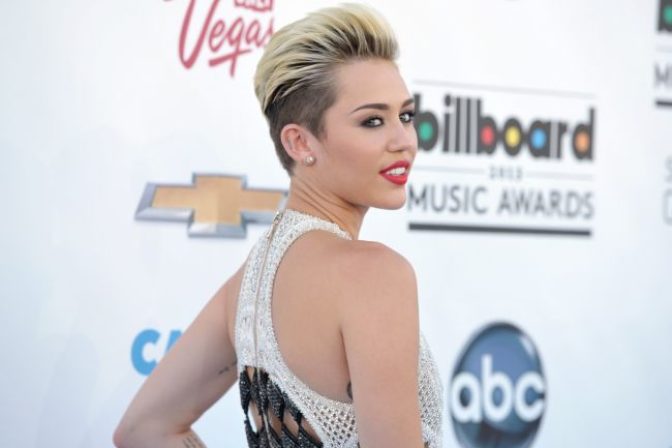 Miley Cyrus prichádza na Billboard Music Awards