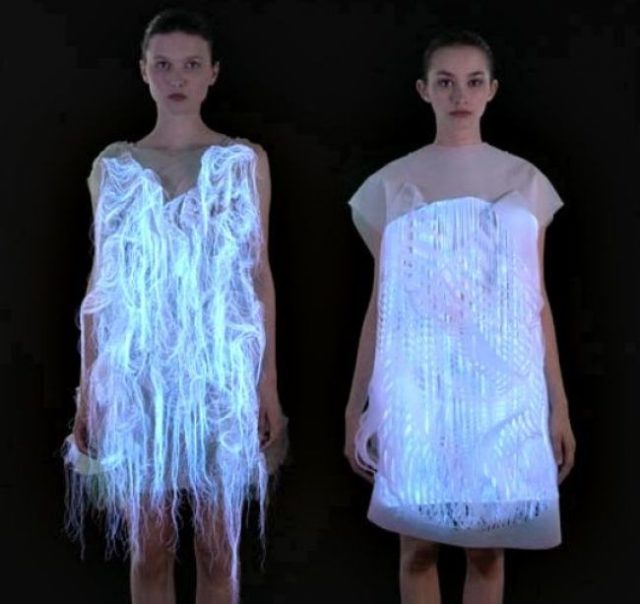 Dizajnérka navrhla šaty, ktoré po pritiahnutí pohľadov svietia