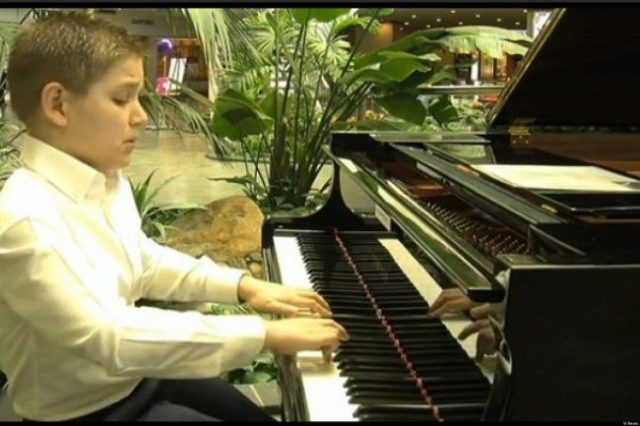 Dvanásťročný klavirista ohuruje talentom aj dobrým srdcom