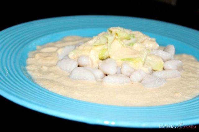 Gnocchi s omáčkou a cuketovými rezancami