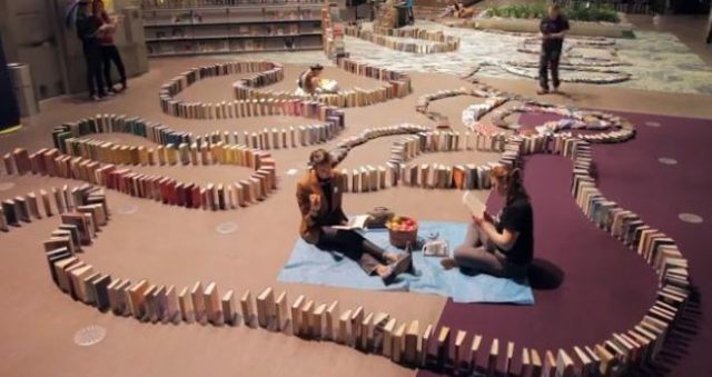 Knižnica v Seattli vytvorila rekordné domino z kníh