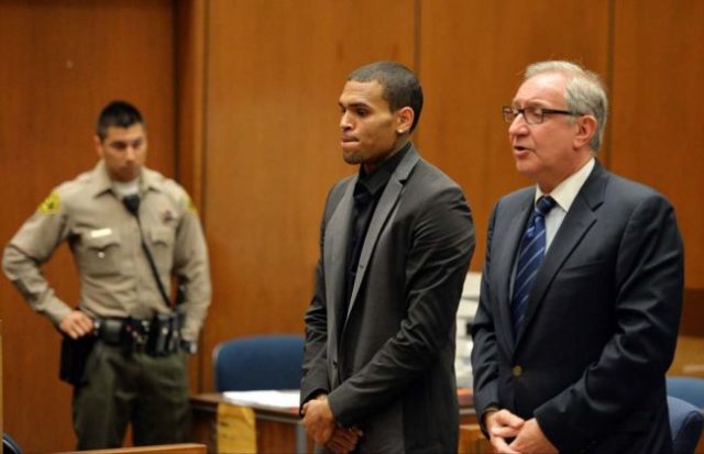 Chris Brown a jeho advokát počas súdneho pojednávania v Los Angeles