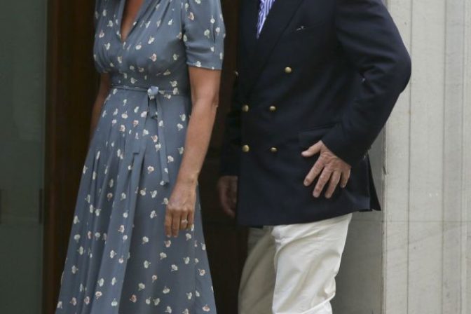 Middletonovci aj princ Charles s manželkou Camilou navštívili vnúčika