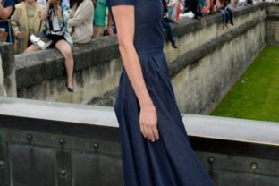 Leelee Sobieski na prehliadke Haute Couture kolekcie Christian Dior