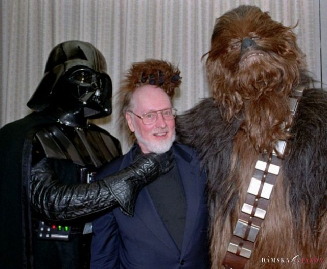 Postavy zo Star Wars - Darth Vader vľavo a Chewbacca vpravo, pózujú so