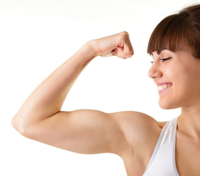 Žena napínajúca biceps