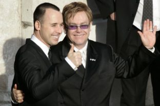 Elton John vpravo s priateľom Davidom Furnishom