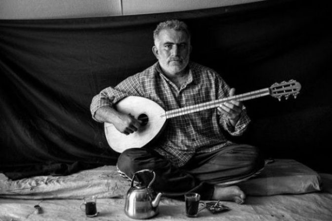 Fotograf zachytil portréty utečencov s ich najcennejšími vecami