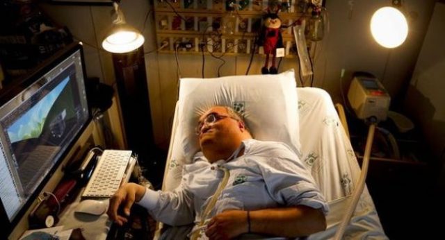 Muž strávil 45 rokov v nemocnici, inšpiruje aj z lôžka