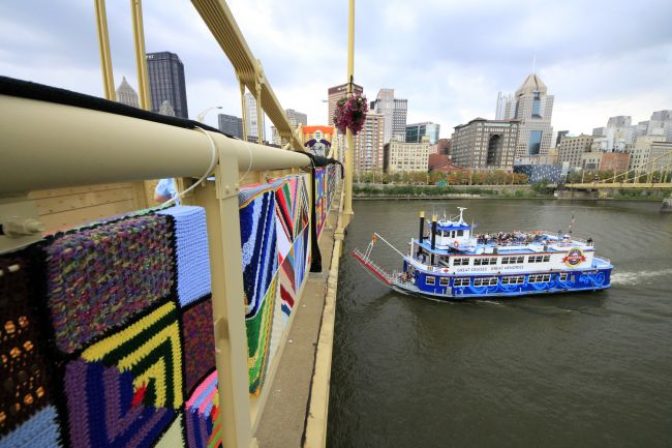 Pittsburghský most sa zamotal do tisícmetrovej farebnej vlny