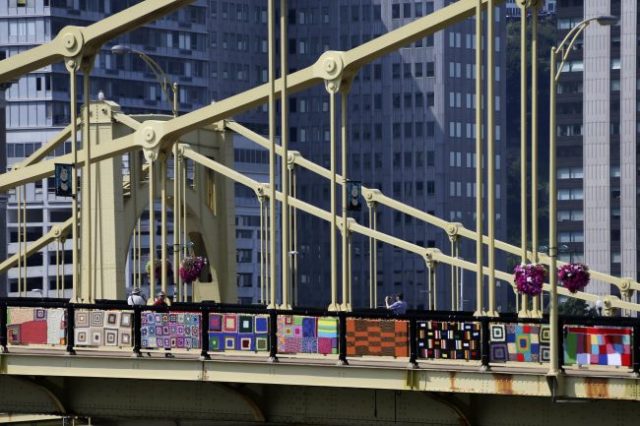 Pittsburghský most sa zamotal do tisícmetrovej farebnej vlny