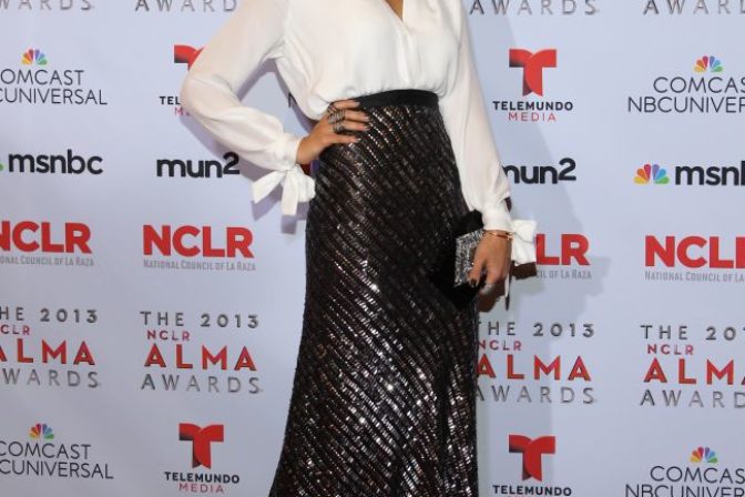Jessica Alba pózuje v zákulisí udeľovania ALMA Awards v Pasadene