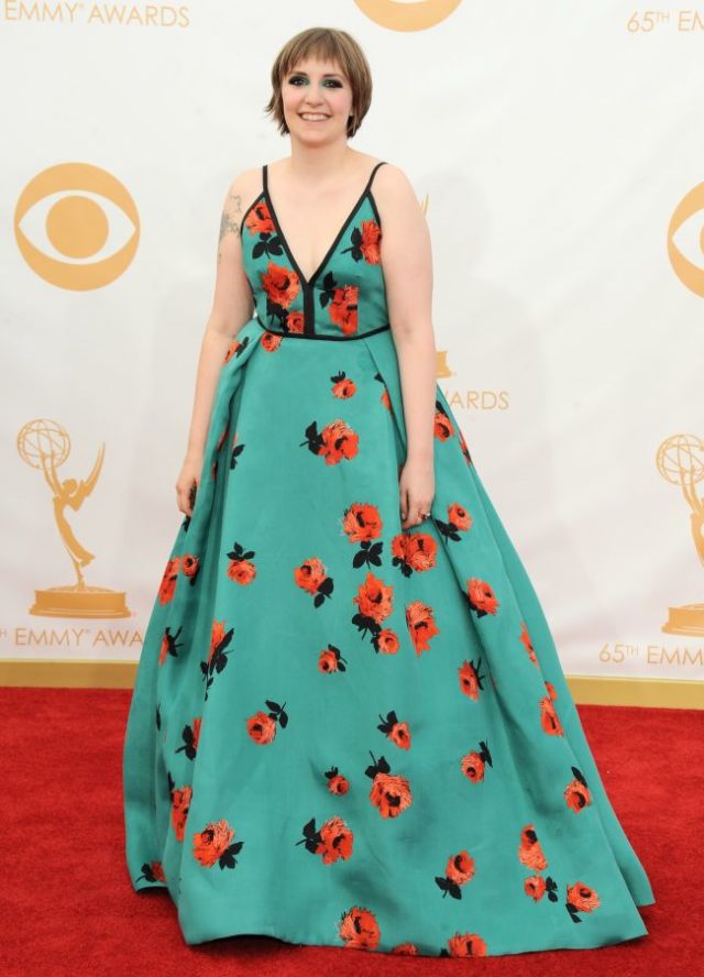 Lena Dunham prichádza na udeľovanie televíznych cien Emmy