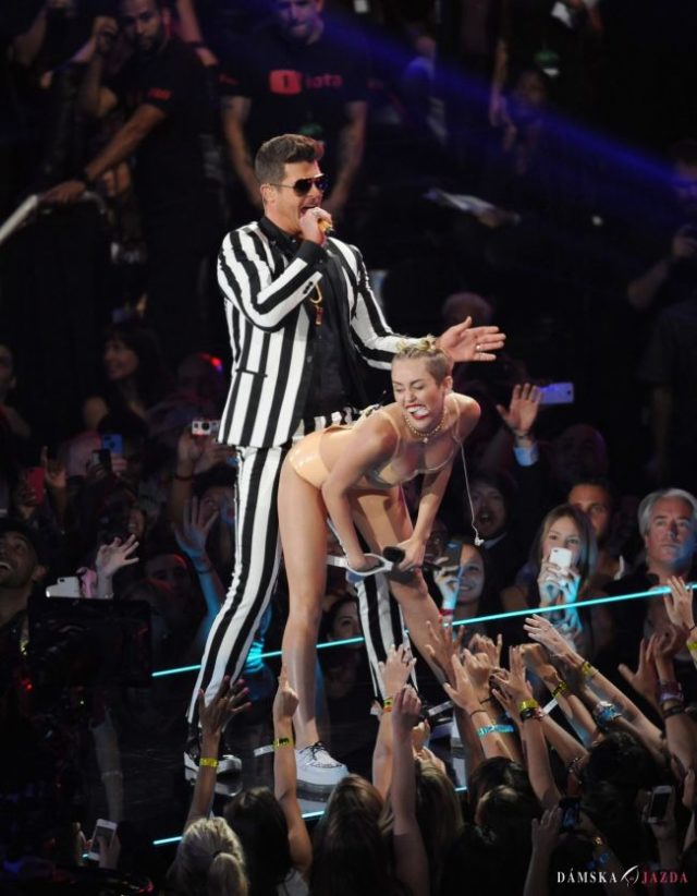 Miley Cyrus a jej škadalózne vystúpenie na MTV Video Music Awards.