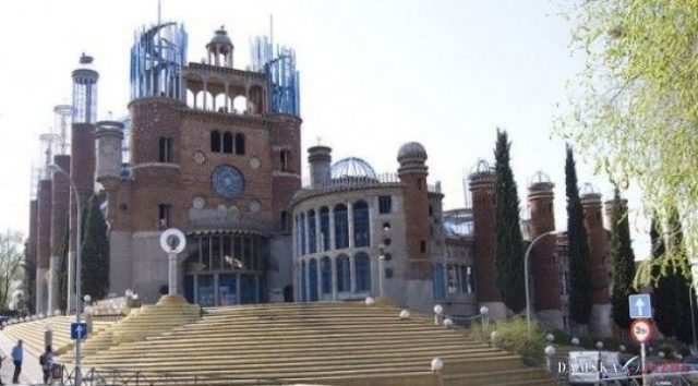 Muž strávil 50 rokov stavbou gigantickej katedrály z odpadu
