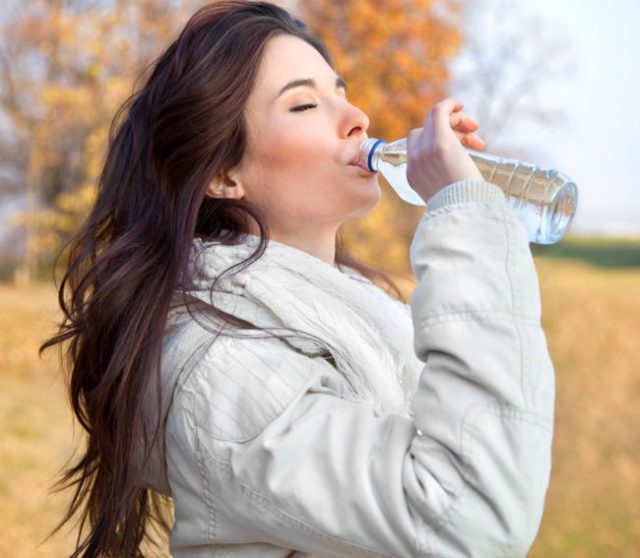 Voda, piť, jeseň, žena, pitný režim, minerálka, zdravie