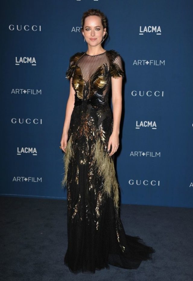 Dakota Johnson pózuje na LACMA Art + Film gala v Los Angeles