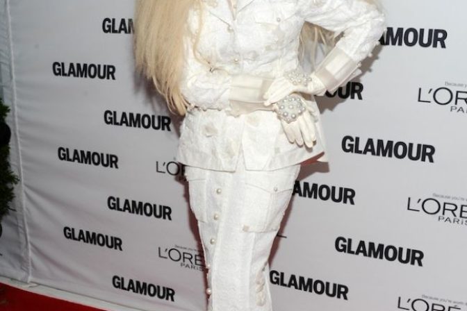 Lady Gaga pózuje na udeľovaní cien časopisu Glamour v New Yorku