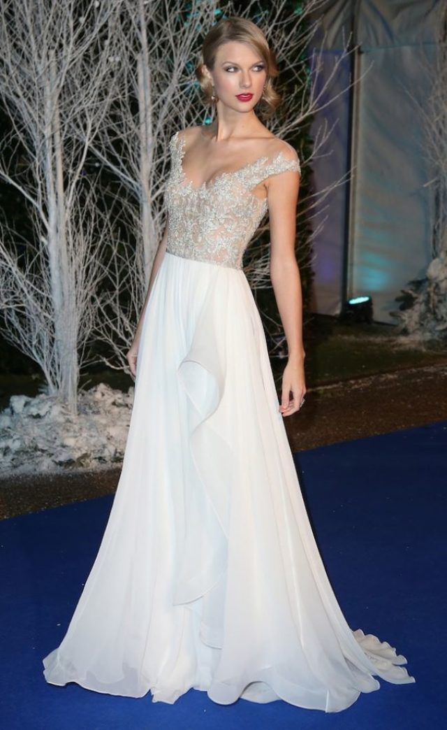 Taylor Swift prichádza na Winter Whites Gala v Kensingtonskom paláci
