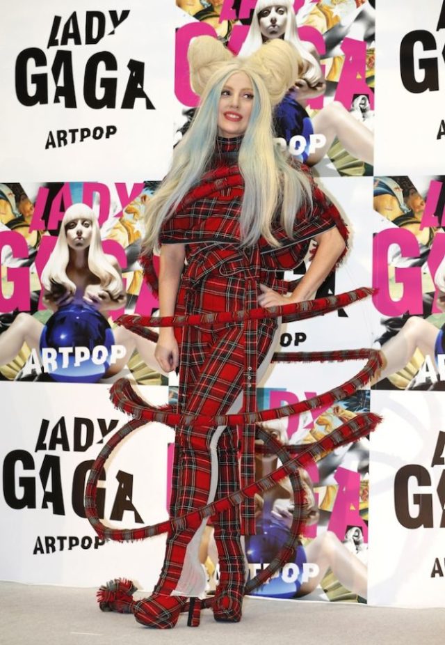 Speváčka Lady Gaga pózuje počas tlačovej konferencie v Tokiu