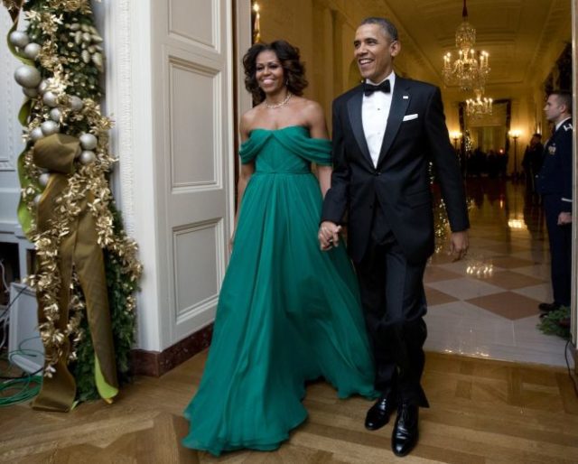 Michelle Obamová a Barack Obama prichádzajú na recepciu vo Washingtone