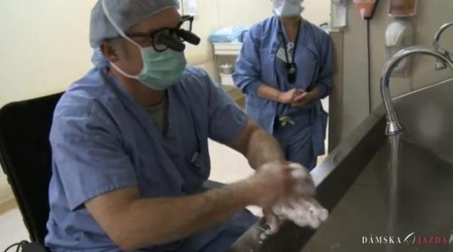 Zanietený chirurg inšpiruje, operuje aj po ochrnutí