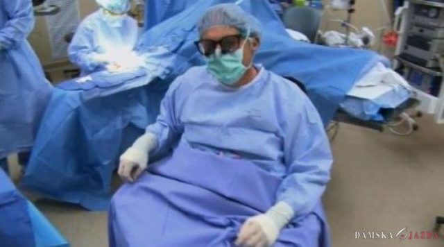 Zanietený chirurg inšpiruje, operuje aj po ochrnutí