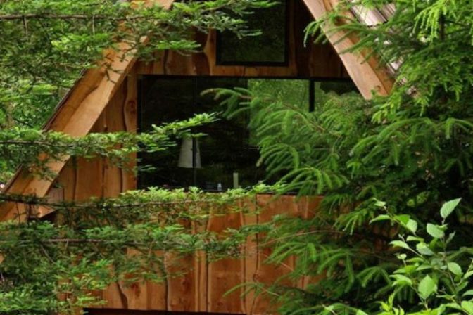 Muž postavil ekodom za 8 tisíc eur, využil materiál z okolia