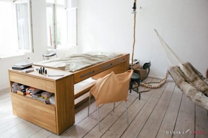 Šikovný stôl sa zmení na pohodlnú posteľ za jedinú sekundu