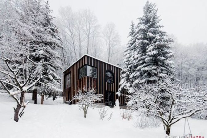 Architekt postavil útulnú chatu v horách len za dva dni
