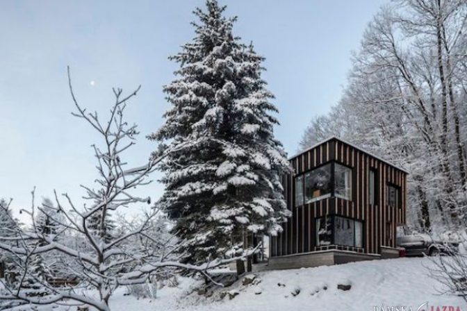 Architekt postavil útulnú chatu v horách len za dva dni