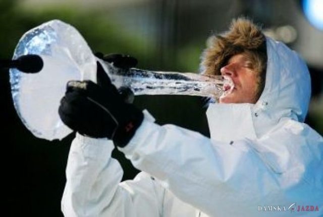 Mrazivý zážitok: Nórsky hudobník hrá na nástrojoch z ľadu