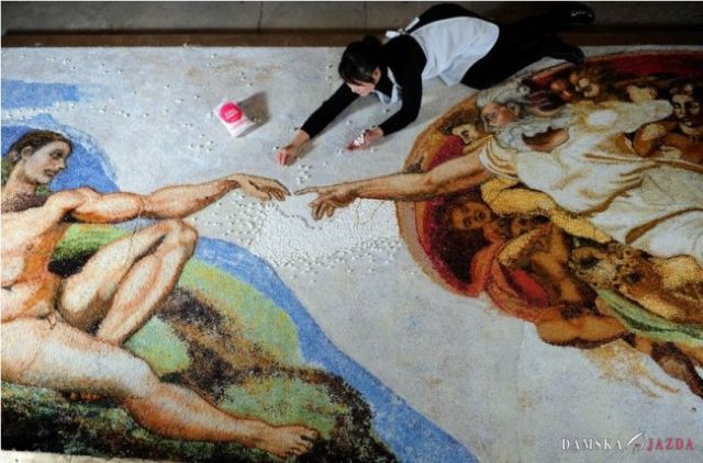 Najsladší Adam: Michelangelova maľba má cukríkovú repliku