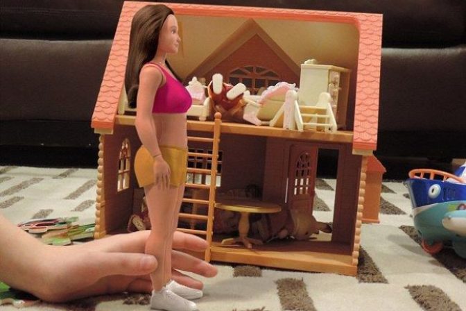 Barbie má konukrenciu, bábika s reálnymi proporciami je hit
