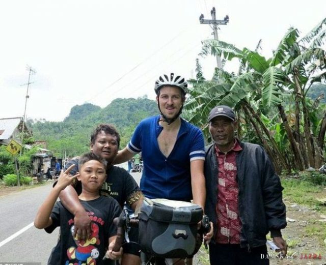 Mladík dokončil deväťmesačnú cestu okolo sveta na bicykli