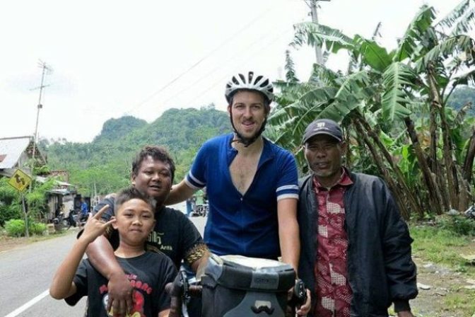 Mladík dokončil deväťmesačnú cestu okolo sveta na bicykli