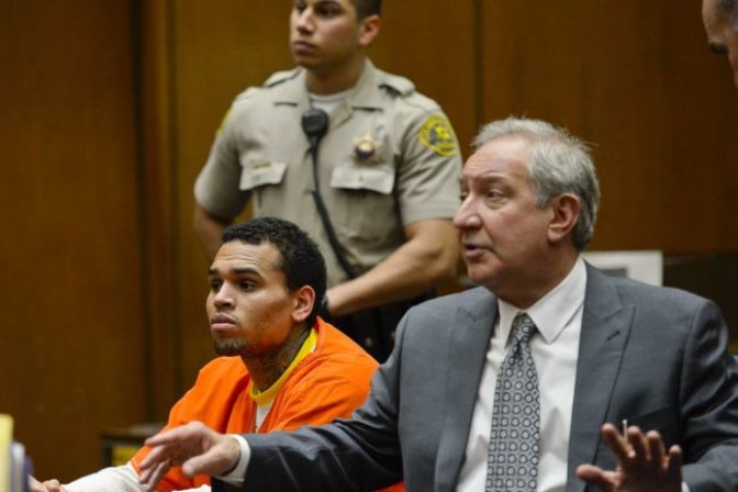 Chris Brown zostáva vo väzení