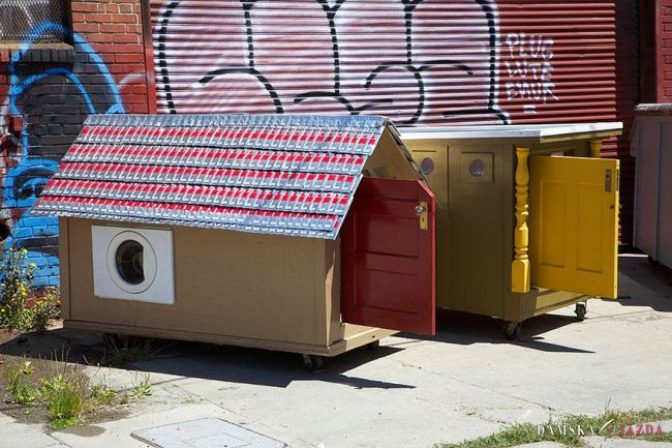 Sochár stavia z odpadu útulné domčeky pre bezdomovcov