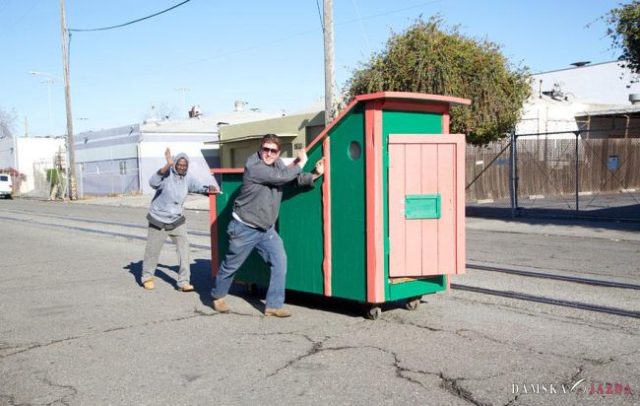 Sochár stavia z odpadu útulné domčeky pre bezdomovcov