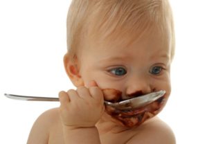 Dieťa, jesť, príkrm, výživa, lyžica, bábätko, batoľa, strava, zdravie