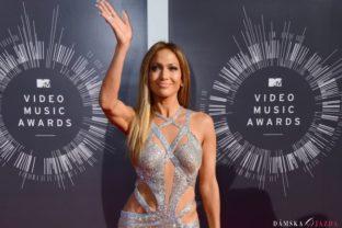 Jennifer Lopez prichádza na udeľovanie cien stanice MTV