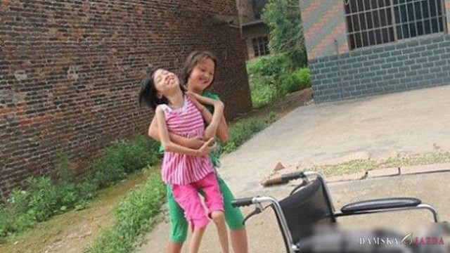Obetavé dievča roky nosí chorú priateľku na chrbte do školy