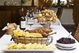 Reštaurácia Gurmánsky Grob, husacie hody, víno, stôl, sviatočný stôl