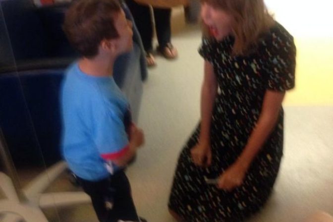 Taylor Swift zaspievala ťažko chorému chlapčekovi Jordanovi