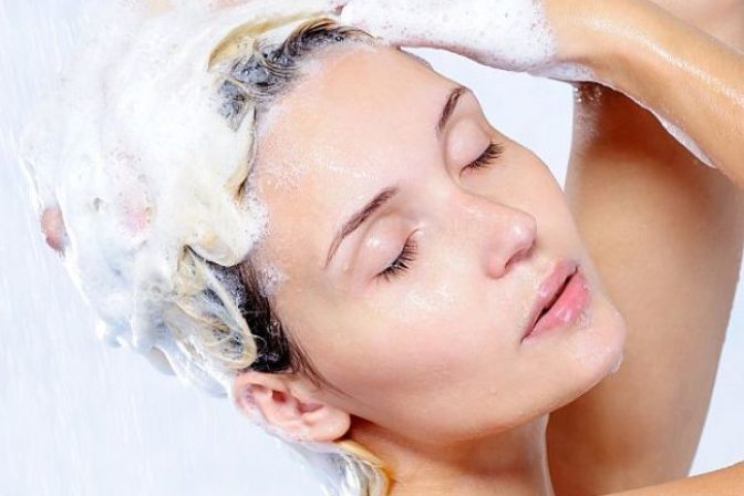 Žena myjúca si vlasy