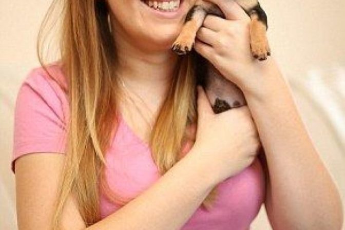 Najmenšieho psa v Británii venčia na popruhoch pre andulky