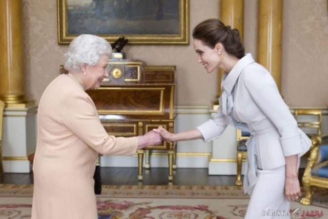 Angelina Jolie sa stretla s britskou kráľovnou